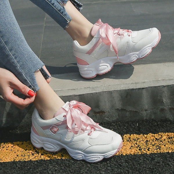 Γυναικεία κομψά αθλητικά παπούτσια σε διάφορα μοντέλα