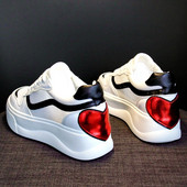 Női tornacipő színes díszítéssel