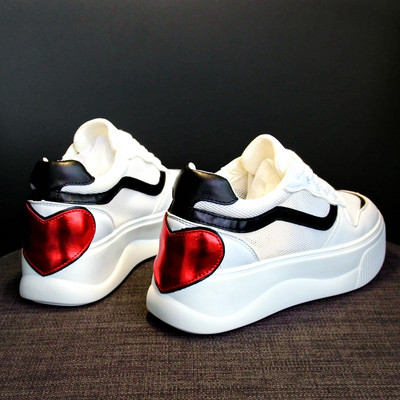 Női tornacipő színes díszítéssel