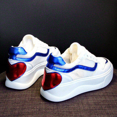 Női tornacipő színes díszítéssel