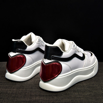 Női tornacipő színes díszítéssel