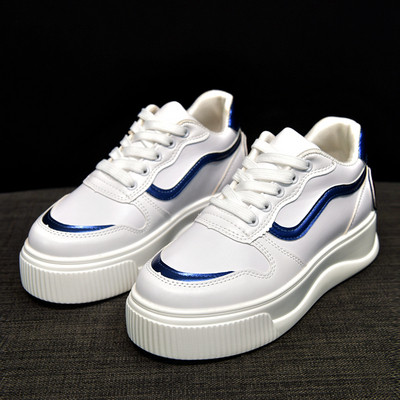 Női tornacipő színes díszítéssel