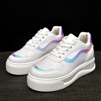 Női tornacipő színes díszítéssel