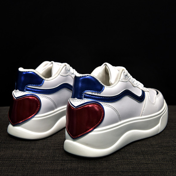 Női tornacipő színes díszítéssel