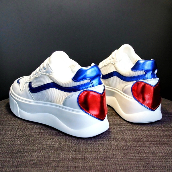 Női tornacipő színes díszítéssel