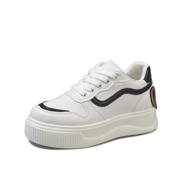 Női tornacipő színes díszítéssel