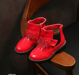 Modern gyerekcsizma lányoknak fekete, piros és rózsaszín színben