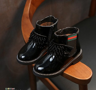 Modern gyerekcsizma lányoknak fekete, piros és rózsaszín színben