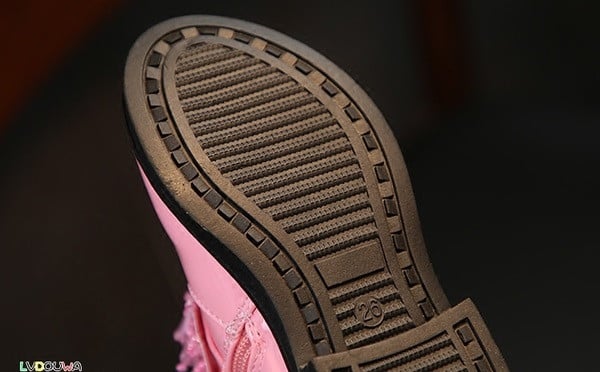 Modern gyerekcsizma lányoknak fekete, piros és rózsaszín színben