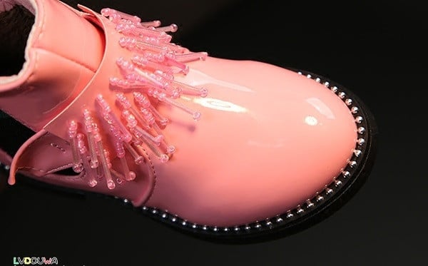 Modern gyerekcsizma lányoknak fekete, piros és rózsaszín színben