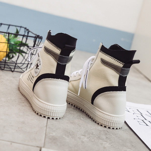 Női sport- és alkalmi tornacipő felirattal és emblémával