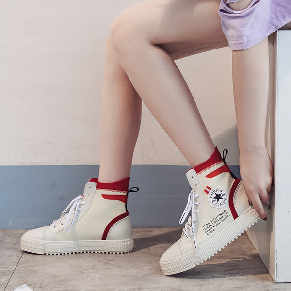 Női sport- és alkalmi tornacipő felirattal és emblémával