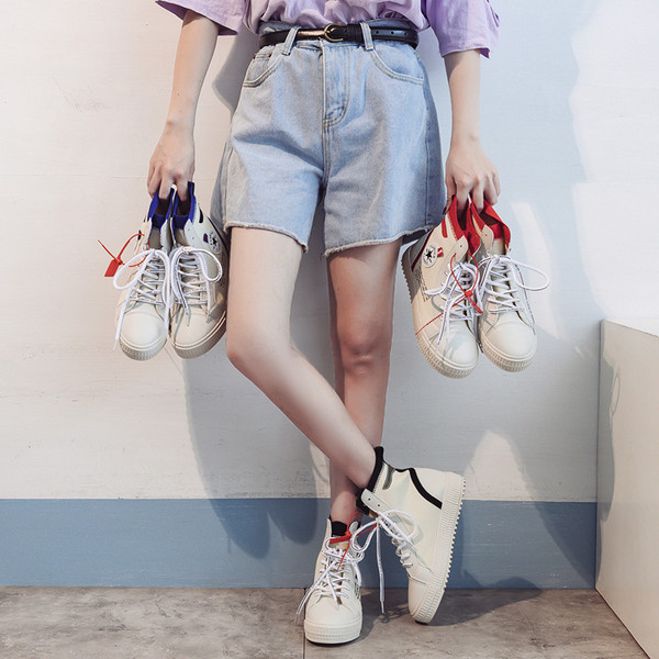 Női sport- és alkalmi tornacipő felirattal és emblémával