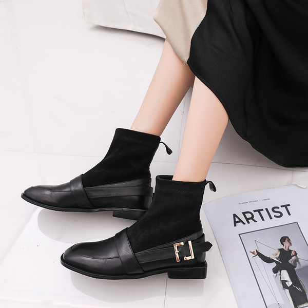 Női alkalmi csizma fekete színben, fém elemmel