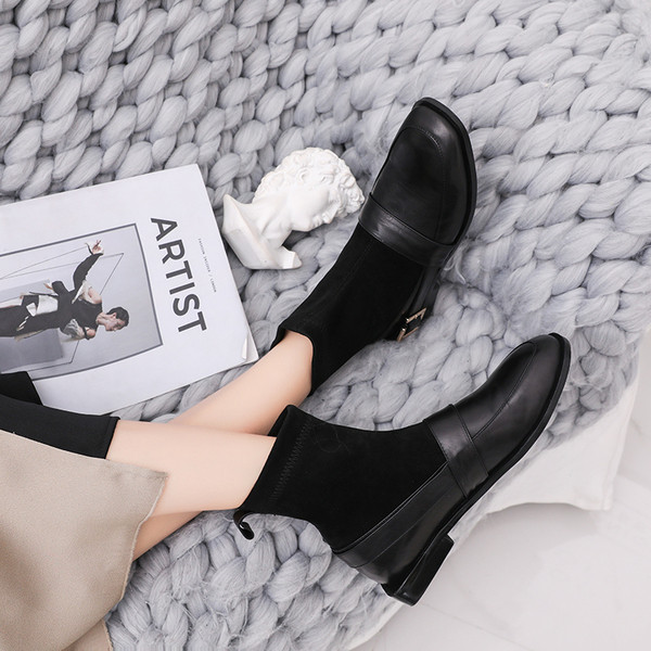 Női alkalmi csizma fekete színben, fém elemmel