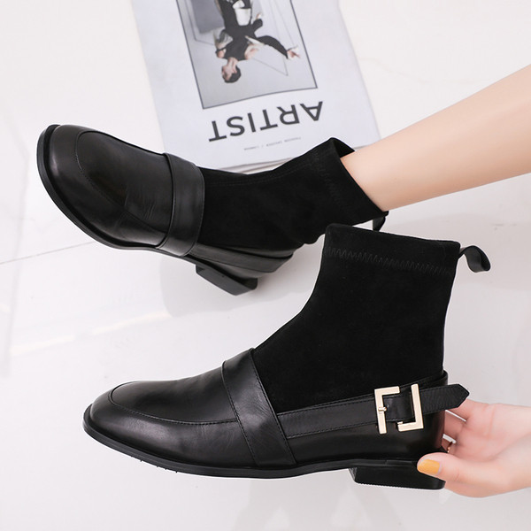 Női alkalmi csizma fekete színben, fém elemmel