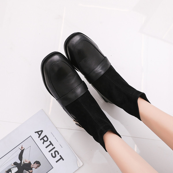 Női alkalmi csizma fekete színben, fém elemmel