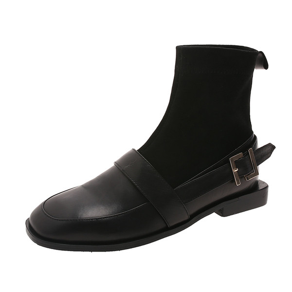 Női alkalmi csizma fekete színben, fém elemmel