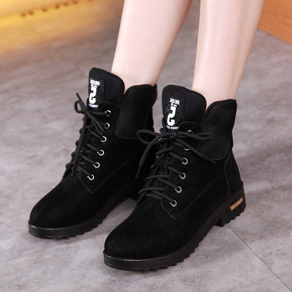 Γυναικείες μπότες σε διάφορα χρώματα