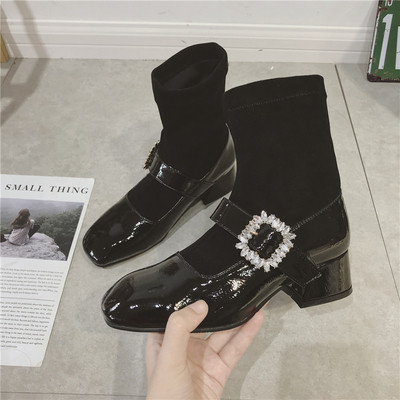 Μοντέρνες γυναικείες μπότες μαύρες με διακόσμηση