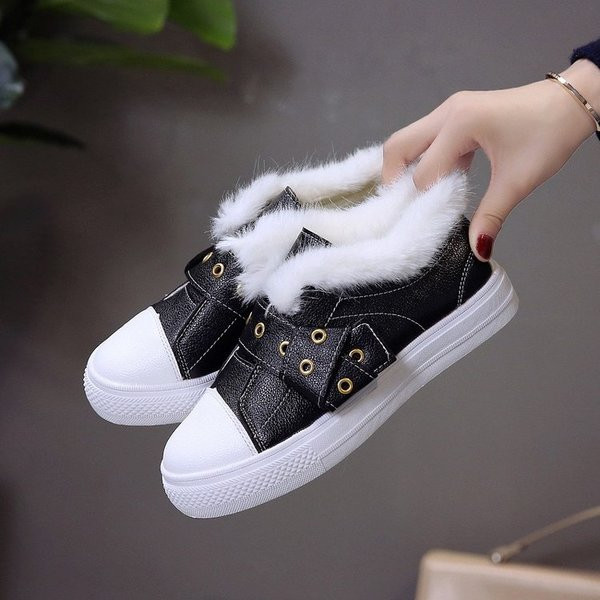 Γυναικεία παπούτσια σε μαύρο και άσπρο με γούνα