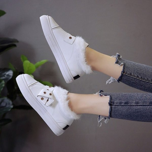 Γυναικεία παπούτσια σε μαύρο και άσπρο με γούνα