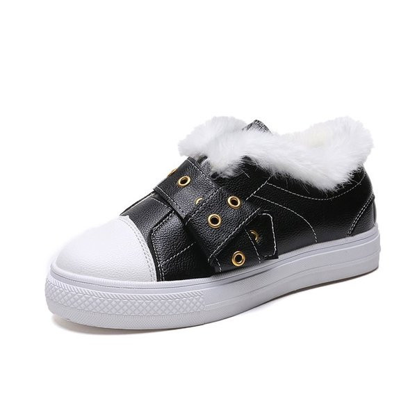 Γυναικεία παπούτσια σε μαύρο και άσπρο με γούνα