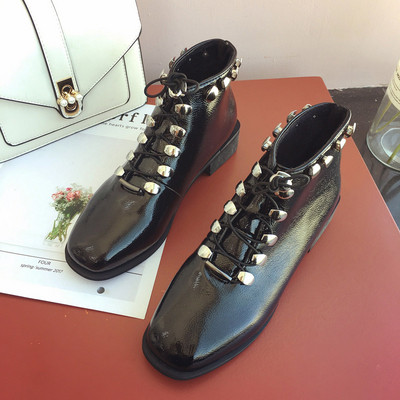 Γυναικείες  μπότες με κορδόνια  και μεταλλικά στοιχεία σε μαύρο και κόκκινο χρώμα