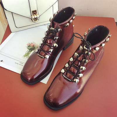 Γυναικείες  μπότες με κορδόνια  και μεταλλικά στοιχεία σε μαύρο και κόκκινο χρώμα