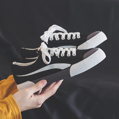 Καθημερινά ανδρικά πάνινα παπούτσια σε μαύρο και κόκκινο χρώμα