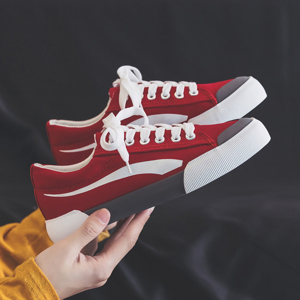 Καθημερινά ανδρικά πάνινα παπούτσια σε μαύρο και κόκκινο χρώμα