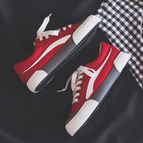 Καθημερινά ανδρικά πάνινα παπούτσια σε μαύρο και κόκκινο χρώμα