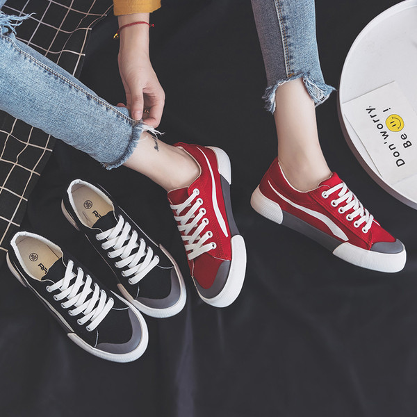 Καθημερινά ανδρικά πάνινα παπούτσια σε μαύρο και κόκκινο χρώμα