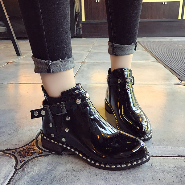 Fekete lakkbőr csizma fém elemekkel - két modell