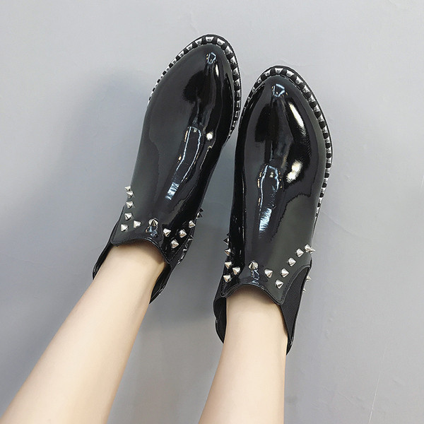 Fekete lakkbőr csizma fém elemekkel - két modell