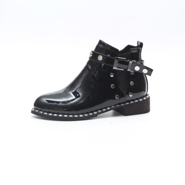 Fekete lakkbőr csizma fém elemekkel - két modell