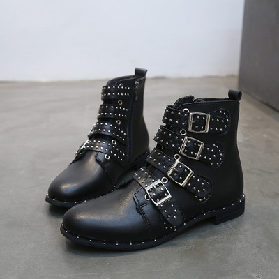 Γυναικείες οικολογικές δερμάτινες μπότες με μεταλλικά στοιχεία σε δύο χρώματα