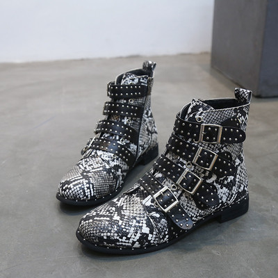 Γυναικείες οικολογικές δερμάτινες μπότες με μεταλλικά στοιχεία σε δύο χρώματα