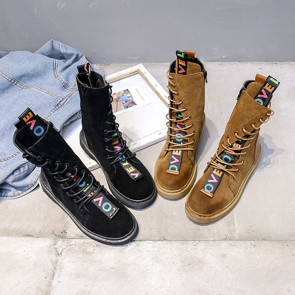 Női alkalmi csizma oldalsó megkötővel, színes feliratokkal