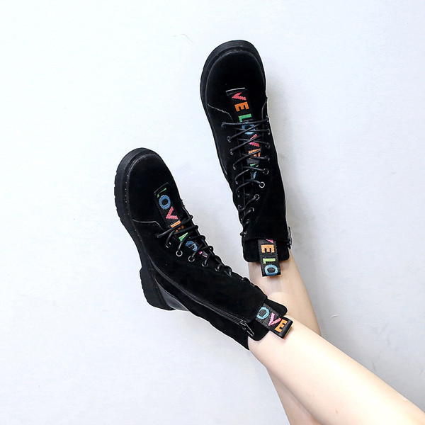 Női alkalmi csizma oldalsó megkötővel, színes feliratokkal