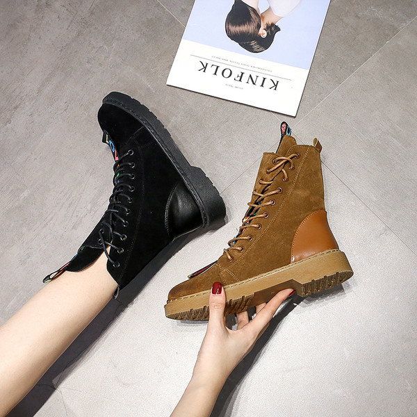 Női alkalmi csizma oldalsó megkötővel, színes feliratokkal