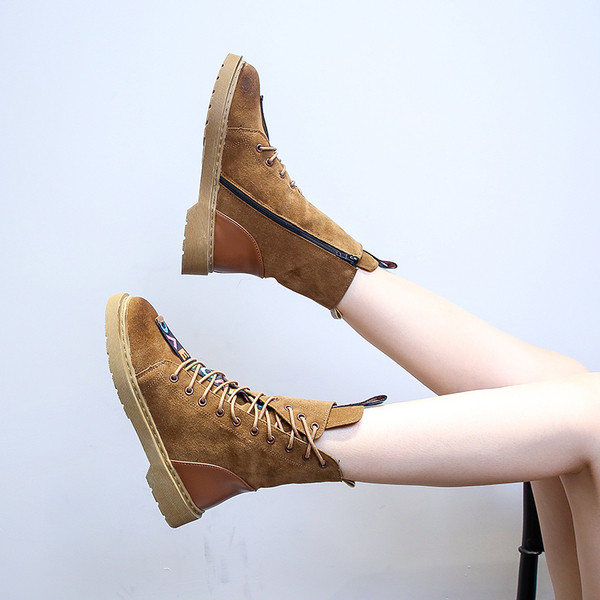 Női alkalmi csizma oldalsó megkötővel, színes feliratokkal