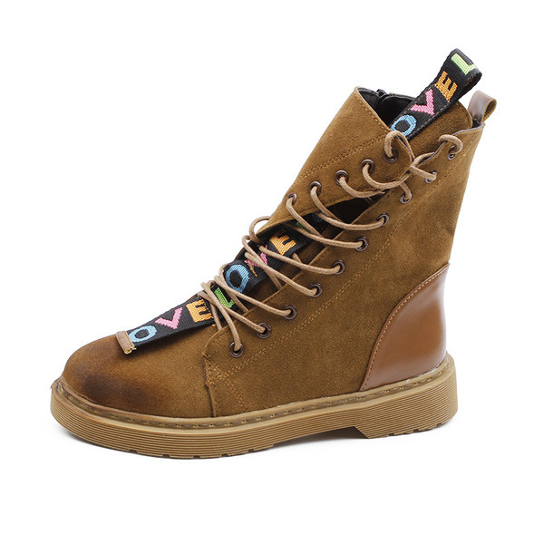 Női alkalmi csizma oldalsó megkötővel, színes feliratokkal