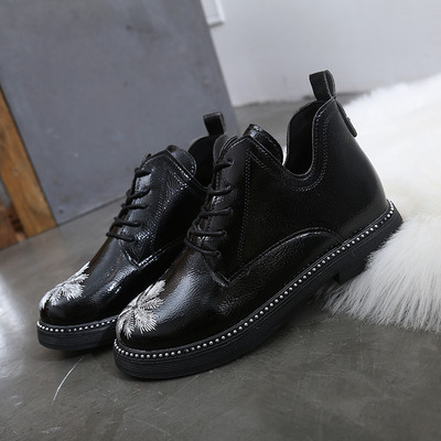 Καθημερινα γυναικεία παπούτσια με κορδόνια και διακόσμηση σε μαύρο και άσπρο χρώμα