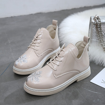 Καθημερινα γυναικεία παπούτσια με κορδόνια και διακόσμηση σε μαύρο και άσπρο χρώμα