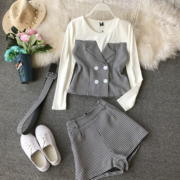 Κομψό γυναικείο σετ από δύο κομμάτια σε λευκό και μαύρο χρώμα