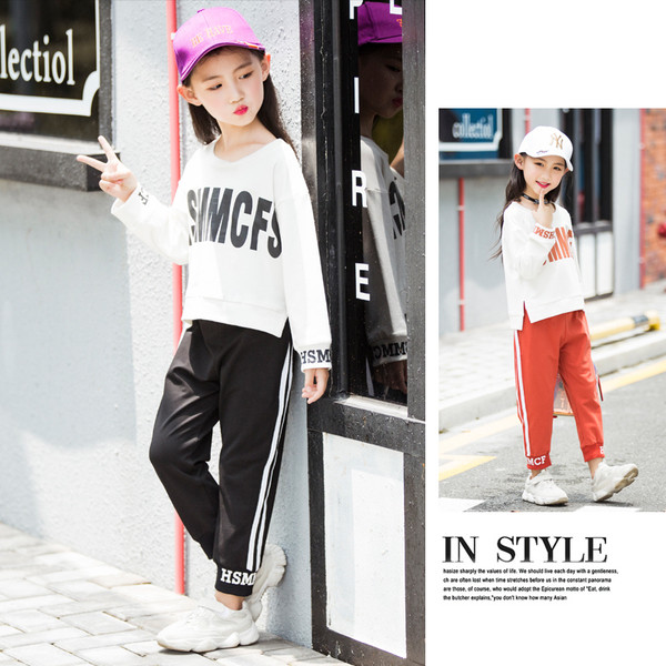 Set sport copii pentru fete in doua parti - bluza cu inscriptie si pantaloni cu margini laterale