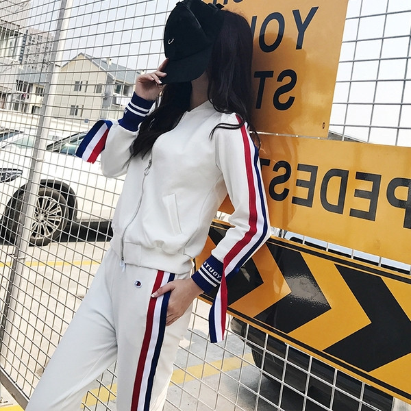 Női szett - pulóver és nadrág színes szalagokkal