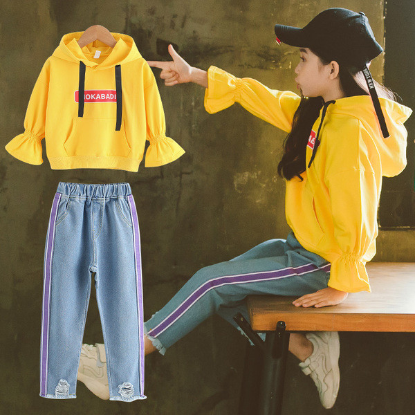 Set modern pentru copii din două părți - hanorac cu inscripție și blugi cu motive rupte și margine