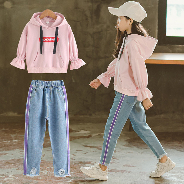 Set modern pentru copii din două părți - hanorac cu inscripție și blugi cu motive rupte și margine